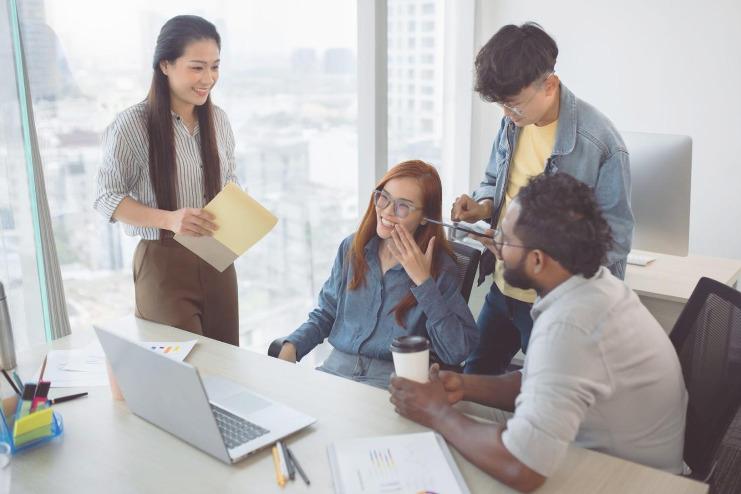 Detaillierte Finanzmodelle auf mehreren Bildschirmen