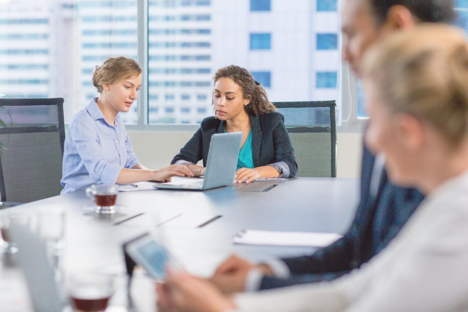 Übersicht verschiedener Finanzmodellierungskurse auf einem Laptop-Bildschirm